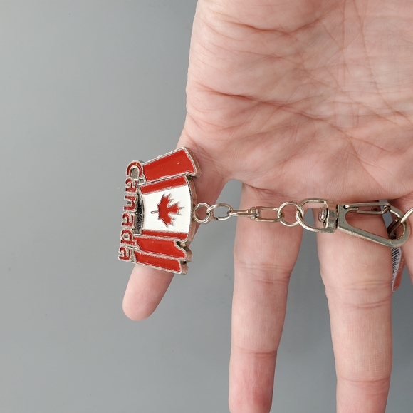 Canadian Flag Silvertone Keychain - Picture 4 of 4